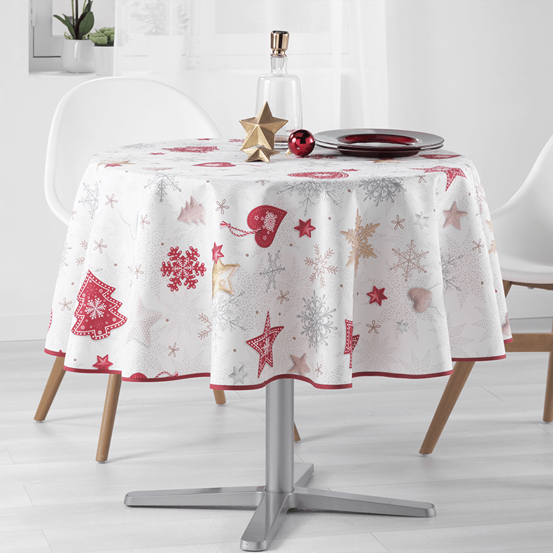 Ecru Tischdecke mit roten Weihnachtsbäumen und Schneeflocken. 100 % Polyester.